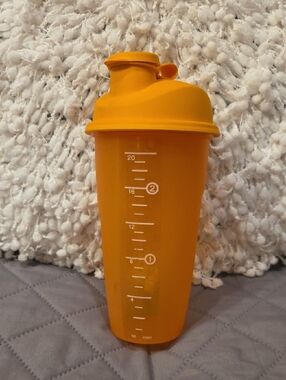 Tupperware Elegan Quick Shake 20oz. Orange Mixing Shaker with Flip Top Spout